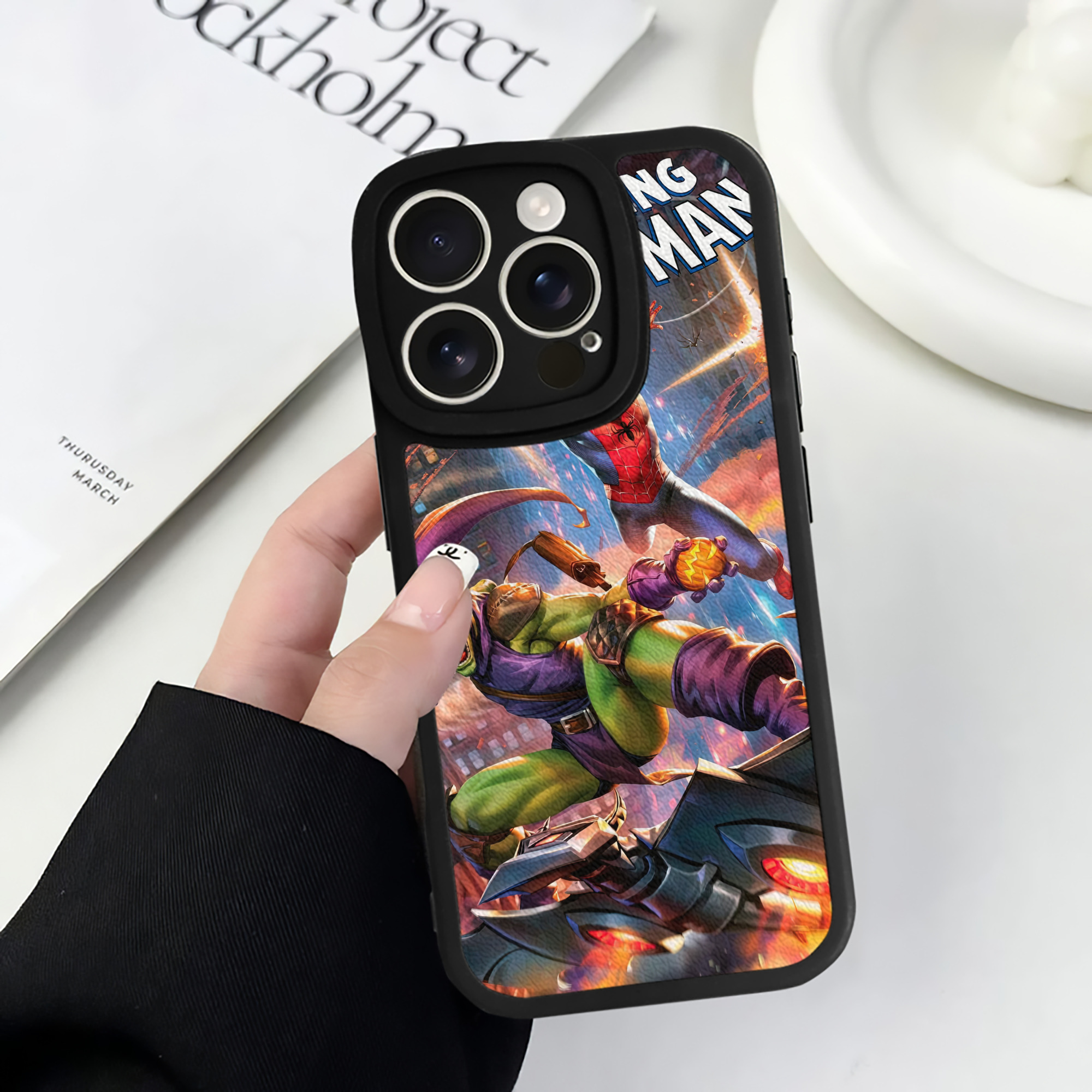 Spider Man スパイダーマン 【iPhone 16シリーズ対応】シリコンスマホケース（レザー調） 材質：シリコン